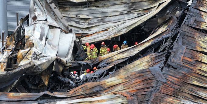 (화성=뉴스1) 김영운 기자 = 경찰과 소방 당국, 국립과학수사연구원, 고용노동부 등으로 구성된 합동감식단이 25일 오전 경기 화성시 리튬전지 제조 업체 '아리셀' 공장 화재 현장에서 합동 감식을 하고 있다.