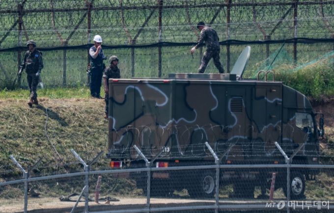군 장병들이 지난 10일 경기 파주시 접경지역에서 이동형 대북 확성기를 점검하고 있다. / 사진=뉴시스