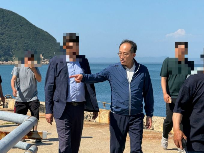 서해 도서 주민들과 대화하고 있는 추경호 국민의힘 원내대표 /사진=국민의힘 제공