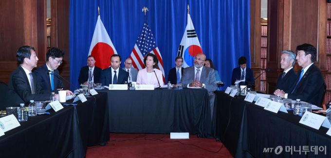 (서울=뉴스1) = 안덕근 산업통상자원부 장관이 26일(현지시간) 미국 워싱턴 D.C. 상무부에서 열린 '제1차 한·미·일 산업장관회의'에서 발언을 하고 있다. (산업통상자원부 제공) 2024.6.27/뉴스1  Copyright (C) 뉴스1. All rights reserved. 무단 전재 및 재배포,  AI학습 이용 금지. /사진=(서울=뉴스1)