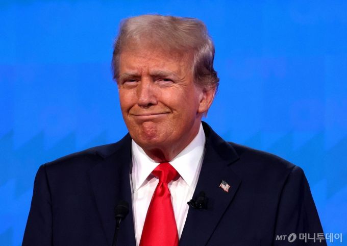 (애틀랜타 AFP=뉴스1) 우동명 기자 = 미국 공화당 후보인 도널드 트럼프 전 대통령이 27일(현지시간) 조지아주 애틀랜타의 CNN 스튜디오에서 민주당 후보인 조 바이든 대통령과 첫 TV 토론을 하고 있다. 2024.06.28  ⓒ AFP=뉴스1  Copyright (C) 뉴스1. All rights reserved. 무단 전재 및 재배포,  AI학습 이용 금지. /사진=(애틀랜타 AFP=뉴스1) 우동명 기자