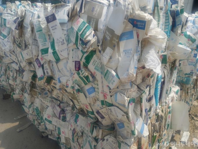 수거한 폐우유팩을 압축한 묶음. 제지공장에 운반해 휴지, 키친타올 등 위생용지를 만드는 데 재활용한다. 하지만 세척하지 않고 버려진 우유팩이 대다수이기 때문에 이중 20~30%는 도중에 썩거나 냄새가 심해 폐기해야 한다고 한다./사진=김성진 기자.
