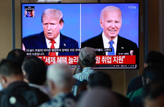 지난달 28일 오전 서울역 대합실에서 시민들이 조 바이든 대통령과 도널드 트럼프 전 대통령의 2024 미국 대선 첫 번째 TV 토론회 생방송 화면을 시청하고 있다. /사진=뉴시스