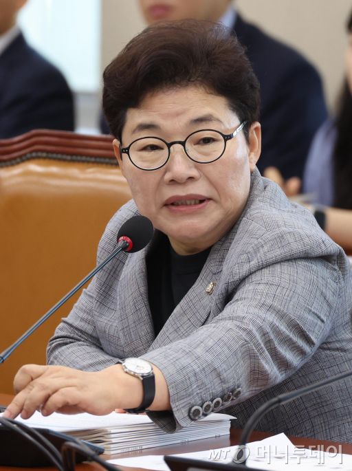 [서울=뉴시스] 조성봉 기자= 임이자 국민의힘 의원이 28일 오전 서울 여의도 국회에서 열린 환경노동위원회 전체회의에서 의사진행 발언을 하고 있다. 2024.06.28. suncho21@newsis.com /사진=조성봉