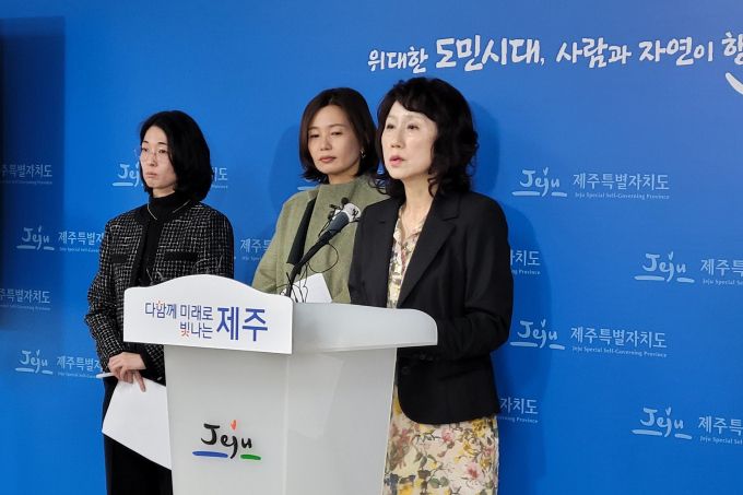 ▲2024년 1월 17일 박경숙 제주특별자치도 행정체제개편위원회 위원장이 제주도청 기자실에서 제주형 행정체제 개편 대안 최종 권고안에 대해 설명하고 있다./사진=뉴시스