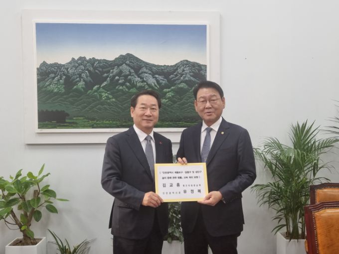 ▲유정복 인천광역시장이 지난해 12월 8일 국회 행정안전위원회를 방문해 김교흥 위원장과 위원들을 만나 인천형 행정체제 개편 관련 법률안 연내 처리에 협조를 요청했다./사진제공=인천광역시청