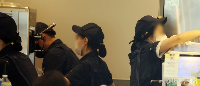 서울 종로구 한 커피전문점에서 종업원이 일을 하는 모습. 2024.5.21/뉴스1  Copyright (C) 뉴스1. All rights reserved. 무단 전재 및 재배포,  AI학습 이용 금지. /사진=뉴스1