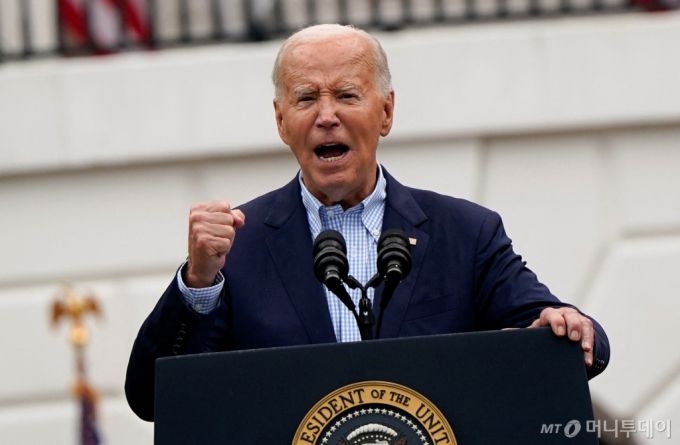 조 바이든 미국 대통령이 4일(현지시간) 백악관에서 열린 독립기념일 연례 행사에서 연설하고 있다. 이날 바이든 대통령과 영부인 질 바이든 여사는 바비큐 파티와 축하 행사에 군 가족들을 초청해 함께 했다. 2024.07.04/  ⓒ 로이터=뉴스1