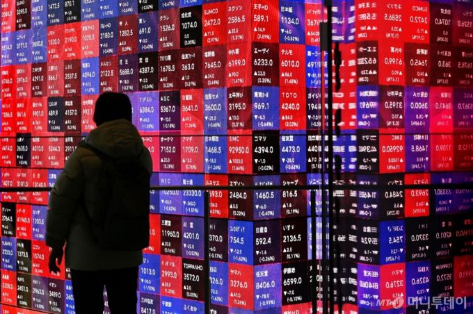 일본 주가지수가 최근 사상 최고치를 경신한 가운데 시가총액 10조엔(약 85조9840억원)을 넘는 일본 기업이 반년 만에 두 배 가까이로 늘어났다. 사진은 일본 도쿄의 증권거래소 전광판의 모습이다. /AFPBBNews=뉴스1