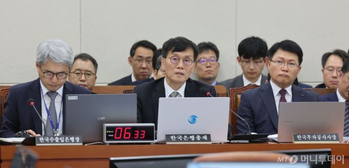 이창용 한국은행 총재가 9일 오전 서울 여의도 국회에서 열린 기획재정위원회 전체회의에서 의원들의 질의에 답하고 있다./사진=뉴시