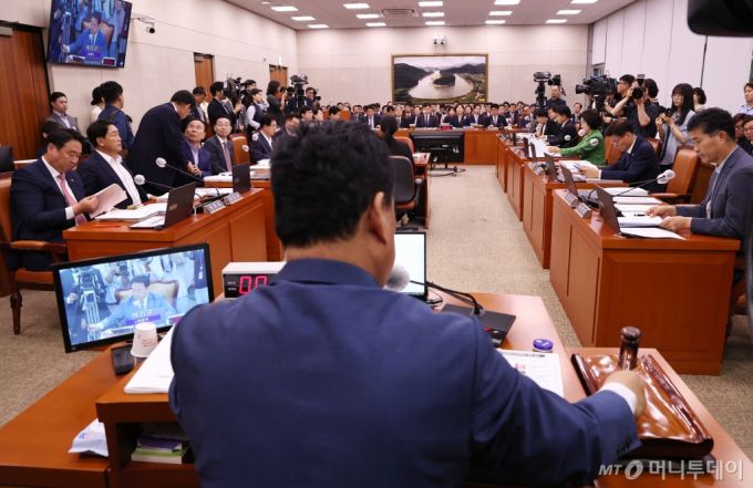 (서울=뉴스1) 구윤성 기자 = 어기구 국회 농림축산식품해양수산위원장이 9일 오전 서울 여의도 국회에서 열린 농해수위 전체회의에서 의사봉을 두드리고 있다. 2024.7.9/뉴스1  Copyright (C) 뉴스1. All rights reserved. 무단 전재 및 재배포,  AI학습 이용 금지. /사진=(서울=뉴스1) 구윤성 기자