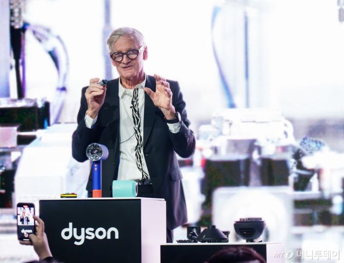 다이슨의 창업자이자 수석 엔지니어인 제임스 다이슨(James Dyson) 경이 지난 3월 18일 서울 성동구 성수동에 위치한 XYZ SEOUL(서울)에서 사용자의 마지막 설정을 기억하는 스타일링 노즐 러닝, 일시 정지 감지 기능 등 다이슨의 스마트한 기술을 집약한 '다이슨 슈퍼소닉 뉴럴 헤어드라이어(Dyson Supersonic Nural™ hair dryer)'를 소개하고 있다./사진=다이슨 제공