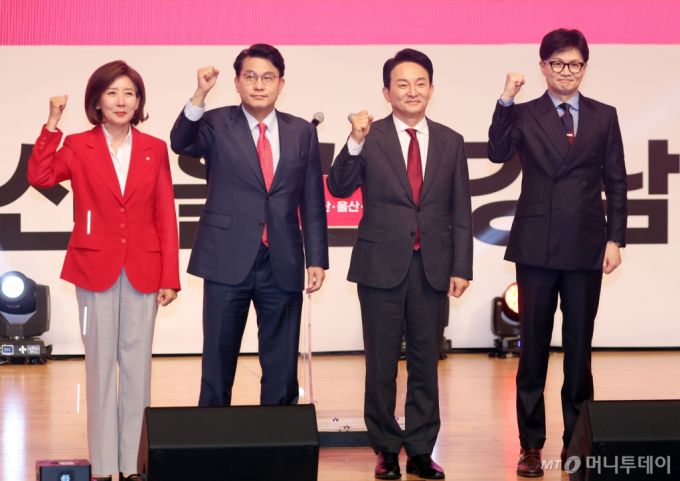 [부산=뉴시스] 하경민 기자 = 국민의힘 제4차 전당대회 부산·울산·경남 합동연설회가 열린 10일 오후 부산 해운대구 벡스코 오디토리움에서 나경원(왼쪽부터), 윤상현, 원희룡, 한동훈 당 대표 후보들이 무대에 올라 당원들에게 인사하고 있다. 2024.07.10. yulnetphoto@newsis.com /사진=하경민