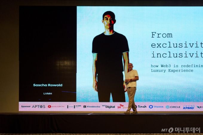 세계 최대 명품기업인 프랑스 루이비통모에헤네시(LVMH)의 사샤 로월드(Sascha Rowold) 최고마케팅책임자(CMO)가 11일 서울 용산구 드래곤시티에서 열린 쟁글의 B2B 웹3 콘퍼런스 '어돕션'(Adoption)에서 발표를 하고 있다. /사진제공=쟁글