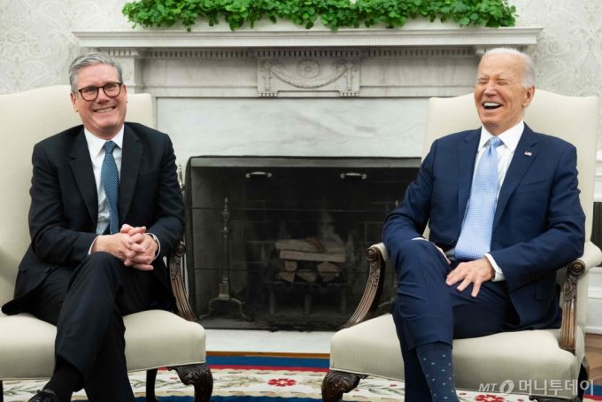 (워싱턴 AFP=뉴스1) 우동명 기자 = 조 바이든 미국 대통령이 10일(현지시간) 워싱턴 백악관에서 취임 5일만에 나토 정상회의 참석차 방문한 키어 스타머 영국 신임 총리와 회담을 하고 있다. 2024.07.11  ⓒ AFP=뉴스1  Copyright (C) 뉴스1. All rights reserved. 무단 전재 및 재배포,  AI학습 이용 금지. /사진=(워싱턴 AFP=뉴스1) 우동명 기자
