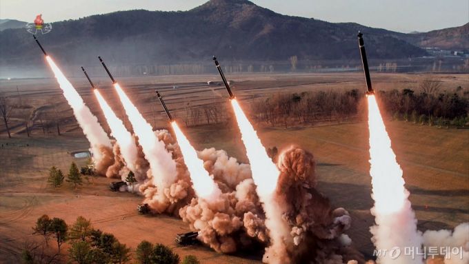 김정은 북한 노동당 총비서 겸 국무위원장이 지난 3월 18일 서부지구의 포병부대에서 열린 직경 600㎜ 초대형 방사포 사격 훈련을 지도했다고 북한 조선중앙TV가 보도했다. / 사진=뉴시스