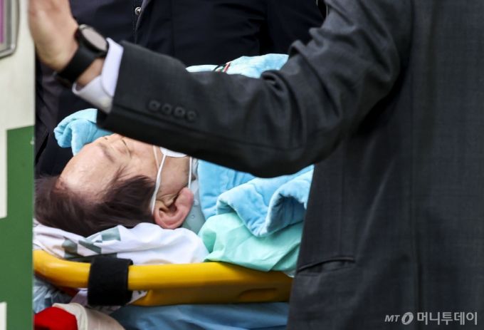 [서울=뉴시스] 정병혁 기자 = 이재명 더불어민주당 대표가 2일 서울 종로구 서울대병원으로 이송되고 있다. 이 대표는 이날 오전 부산 가덕신공항 건설 예정지 현장방문 도중 흉기 피습 당했다.2024.01.02. jhope@newsis.com /사진=정병혁