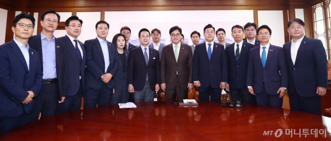 (서울=뉴스1) 김민지 기자 = 우원식 국회의장이 16일 오전 서울 여의도 국회의장실에서 본회의 개최를 촉구하기 위해 의장실을 찾은 박찬대 더불어민주당 원내대표를 비롯한 의원들과 대화에 앞서 기념촬영을 하고 있다. 2024.7.16/뉴스1  Copyright (C) 뉴스1. All rights reserved. 무단 전재 및 재배포,  AI학습 이용 금지. /사진=(서울=뉴스1) 김민지 기자