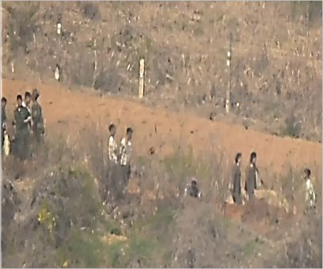 북한군 작업에 여군까지 동원된 모습. / 사진=국방부