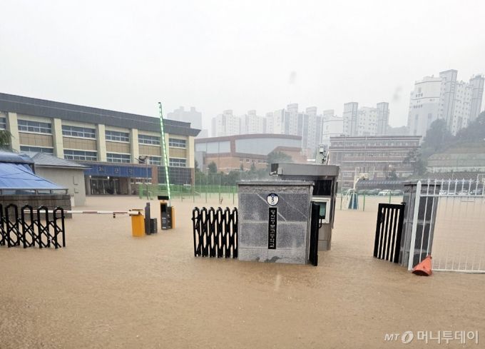 18일 새벽 쏟아진 폭우로 충남 북부 서해안 지역에 침수 피해 우려가 제기된 가운데 지자체 재난문자에 지역주민들이 긴급 대피했다. 사진은 당진시 채운동 한 학교 운동장이 침수된 모습/사진제공=당진시 /사진=(당진=뉴스1)