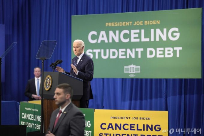 [매디슨=AP/뉴시스] 조 바이든 미국 대통령이 8일(현지시각) 위스콘신주 매디슨 공과대학에서 새로운 학자금 부채 탕감 계획을 발표하고 있다. 백악관은 이 정책이 계획대로 실행되면 학자금 대출자 2300만 명에게 발생한 이자가 전액 면제되고, 400만 명 이상 대출자는 학자금 대출 전액이 탕감될 것이라고 밝혔다. 2024.04.09. /사진=민경찬