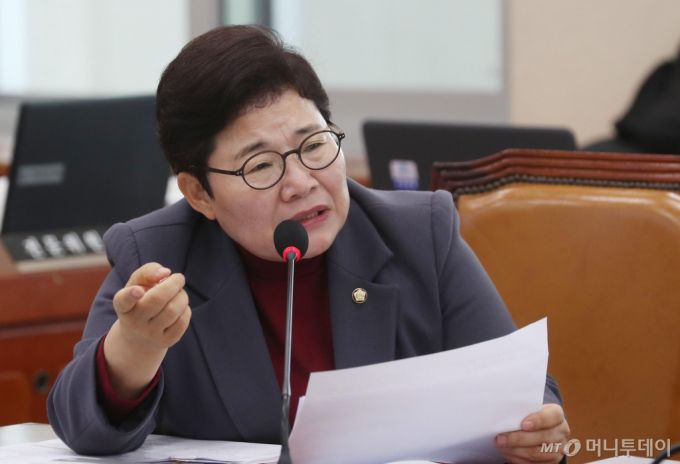 [서울=뉴시스] 조성봉 기자 = 임이자 국민의힘 의원이 19일 오전 서울 여의도 국회에서 열린 환경노동위원회 국정감사에서 질의를 하고 있다. 2023.10.19. suncho21@newsis.com /사진=조성봉