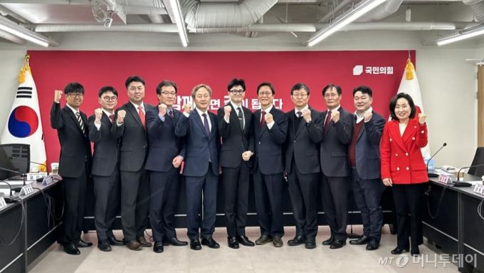 한동훈 국민의힘 당 대표 후보가 비상대책위원장이던 지난 1월22일 서울 여의도 국민의힘 당사에서 '패스트트랙 충돌 사건' 변호인단과 간담회를 갖고 있다./사진=전주혜 국민의힘 비상대책위원 SNS 갈무리