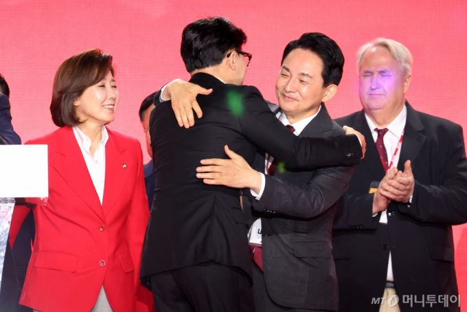 한동훈(가운데) 국민의힘 신임 당대표가 23일 경기 고양 킨텍스에서 열린 제4차 국민의힘 전당대회에서 선출 직후 원희룡 후보와 포옹하고 있다. 2024.07.23. /사진=뉴시스 /사진=고승민