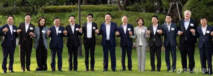 (서울=뉴스1) 박지혜 기자 = 윤석열 대통령(가운데)이 24일 오후 서울 용산구 대통령실 청사에서 한동훈 국민의힘 신임 대표를 비롯한 신임 지도부와 만찬에 앞서 기념촬영을 하고 있다. (대통령실 제공) 2024.7.24/뉴스1  Copyright (C) 뉴스1. All rights reserved. 무단 전재 및 재배포,  AI학습 이용 금지. /사진=(서울=뉴스1) 박지혜 기자