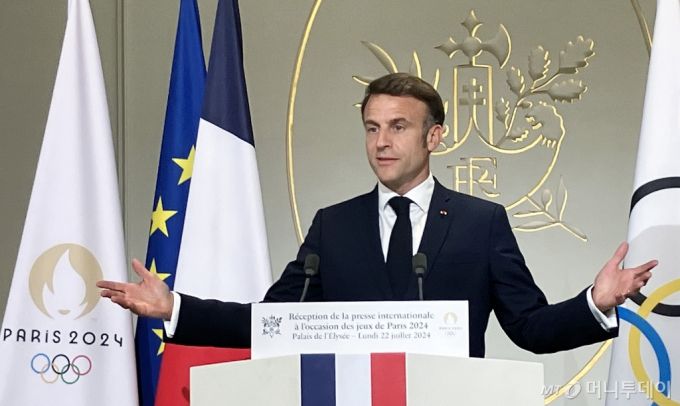 (파리(프랑스)=뉴스1) 이동해 기자 = 에마뉘엘 마크롱 프랑스 대통령이 22일(한국시간) 프랑스 파리 엘리제궁 연회장에서 올림픽 취재를 위해 파리를 찾은 외신 기자들과의 리셉션에서 단상에 올라 연설하고 있다. 2024.7.23/뉴스1  Copyright (C) 뉴스1. All rights reserved. 무단 전재 및 재배포,  AI학습 이용 금지. /사진=(파리(프랑스)=뉴스1) 이동해 기자