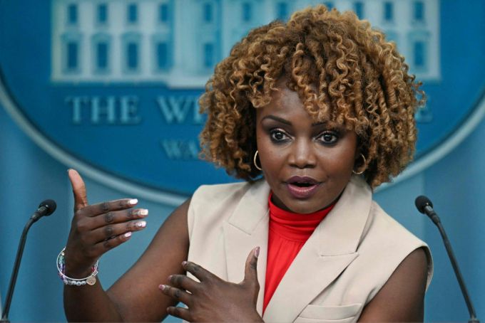 카린 장 피에르 백악관 대변인이 3일 (현지시간) 워싱턴 백악관 브래디 룸에서 브리핑을 갖고 있는 모습이다. /AFPBBNews=뉴스1