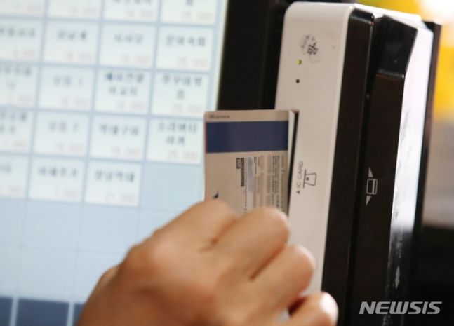 올해 2분기 국내 카드 승인액이 1년 전보다 3% 이상 늘어난 약 302조억원을 기록했다./사진=뉴시스