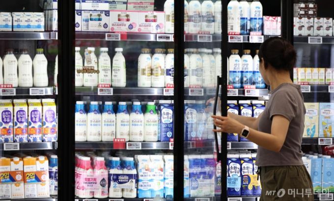 [서울=뉴시스] 김금보 기자 = 30일 서울 시내 한 대형마트에 우유 상품이 진열돼 있다. 우유 가격을 결정짓는 원유(原乳) 가격이 올해 동결됐다. 고물가 상황을 고려한 조치로 치즈 등에 사용하는 가공유 가격은 5원 내렸다. 농림축산식품부는 30일 자료를 내고 올해 진행된 원유가격 협상에서 생산자-유업계가 물가 상황을 고려해 원유가격을 인상하지 않기로 합의했다고 밝혔다. 원유가격은 생산비 상승을 반영해 지속적으로 인상됐는데, 제도개편으로 인한 생산비 상승 요인에도 가격이 동결된 건 처음이다. 2024.07.30. kgb@newsi /사진=김금보