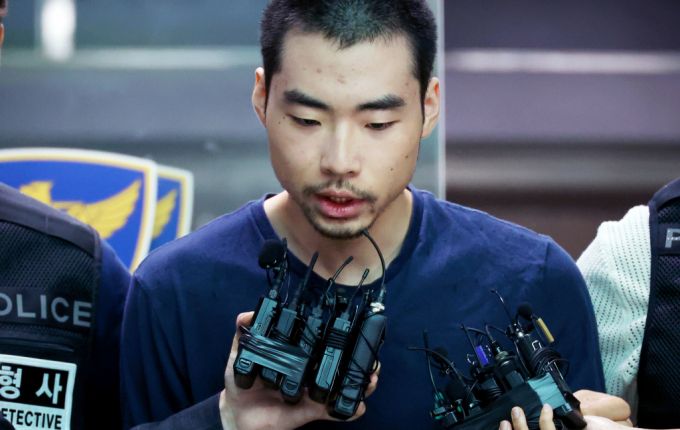 최원종이 지난해 8월 10일 검찰로 송치되기 위해 경기 성남시 수정경찰서에서 호송차로 향하고 있다./사진=머니투데이 DB