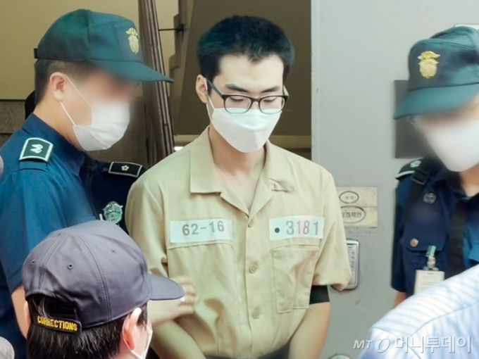 최원종이 지난해 9월 16일 수원지법 성남지원에서 첫 공판을 마치고 호송차에 탑승하고 있다. /사진=성시호 기자 shsung@