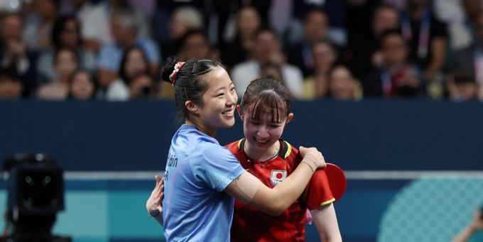 신유빈이 3일(현지 시간) 프랑스 파리 사우스 파리 아레나4에서 열린 2024 파리 올림픽 탁구 여자 단식 동메달 결정전에서 패한 뒤 상대 선수 일본 하야타 히나와 포옹하고 있다. /사진=뉴시스