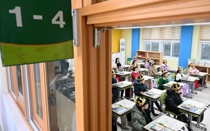 [서울=뉴시스] 홍효식 기자 = 4일 오전 서울 영등포구 문래초등학교에서 입학식을 마친 1학년 4반 신입생들이 교실에서 선생님 말씀을 듣고 있다. (공동취재) 2024.03.04. /사진=홍효식