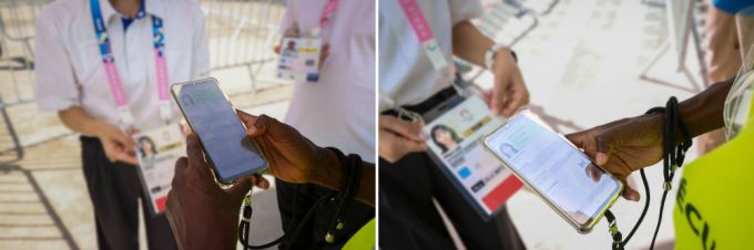 올림픽 자원봉사자가 갤럭시 스마트폰을 이용해 파리 콩코르드 광장 경기장 입구에서 방문객 인증을 하는 모습 / 사진제공=삼성전자