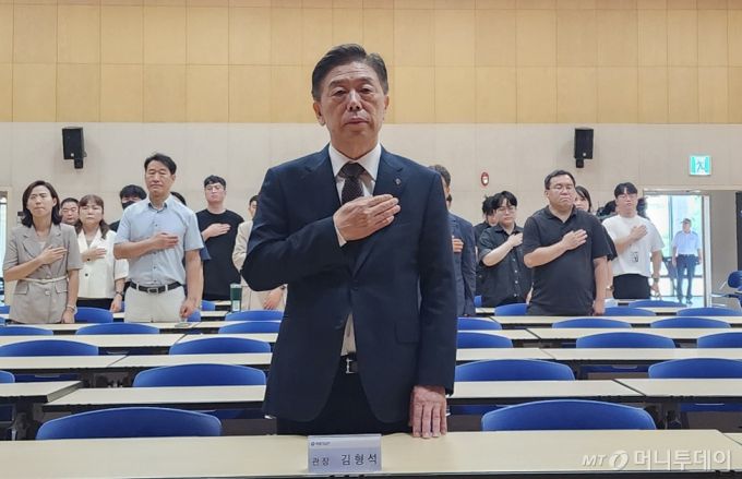 8일 충남 천안 독립기념관 컨벤션홀에서 열린 취임식에서 김형석 신임 관장이 국기에 대한 경례를 하고 있다. 2024.8.8/뉴스1  Copyright (C) 뉴스1. All rights reserved. 무단 전재 및 재배포,  AI학습 이용 금지.