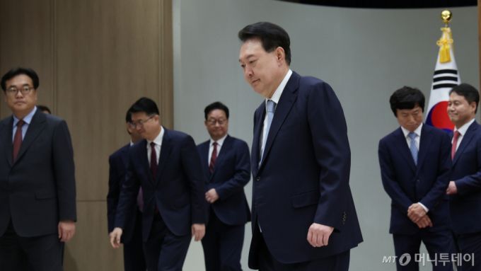 [서울=뉴시스] 조수정 기자 = 윤석열 대통령이 13일 서울 용산 대통령실 청사에서 노경필, 박영재, 이숙연 대법관에게 임명장을 수여한 뒤 환담장으로 이동하고 있다. 2024.08.13. chocrystal@newsis.com /사진=조수정