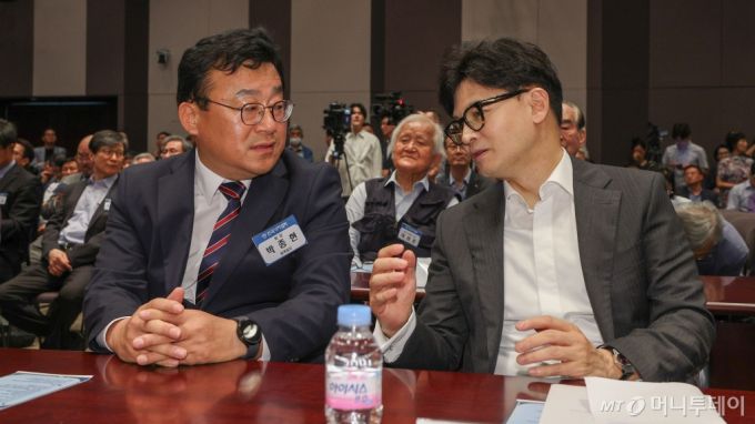 [서울=뉴시스] 국회사진기자단 = 박종현 한국기자협회장과 국민의힘 한동훈 대표가 13일 서울 중구 프레스센터에서 열린 한국기자협회 창립 60주년 기념식에서 대화를 나누고 있다. 2024.08.13. photo@newsis.com /사진=