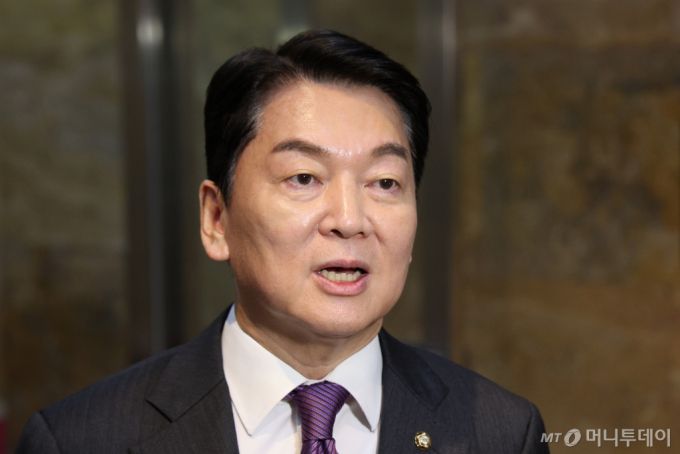 (서울=뉴스1) 신웅수 기자 = 안철수 국민의힘 의원이 4일 서울 여의도 국회에서 열린 본회의에서 해병대원 특검법에 찬성 표결을 한 후 취재진의 질의에 답변하고 있다. 2024.7.4/뉴스1  Copyright (C) 뉴스1. All rights reserved. 무단 전재 및 재배포,  AI학습 이용 금지. /사진=(서울=뉴스1) 신웅수 기자