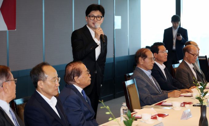 한동훈 국민의힘 대표가 19일 서울 63빌딩에서 열린 상임고문단 오찬회의에서 인사말을 하고 있다. /사진=뉴시스