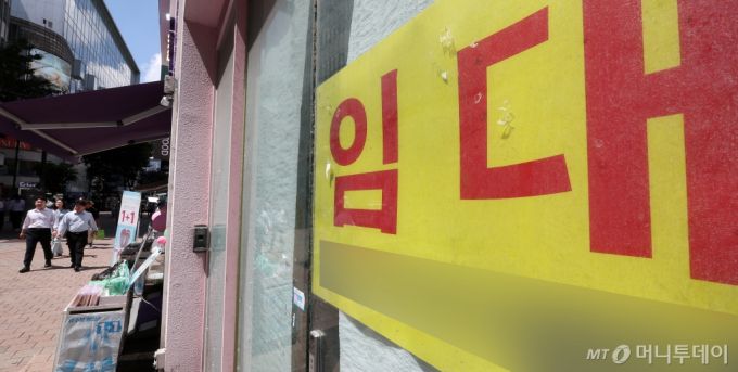 (서울=뉴스1) 김성진 기자 = 국내에서 고용원이 없는 자영업자인 '나 홀로 사장님'이 감소세를 이어가면서 자영업자가 6개월 연속 줄어든 것으로 나타났다.  19일 통계청에 따르면 지난달 자영업자는 572만1천명으로 지난해 같은 달보다 6만2천명 감소했다. 이로써 자영업자 감소세는 지난 2월부터 6개월째 이어졌다. 자영업자가 6개월 연속 감소한 것은 코로나19 사태 이후로는 처음이다.   사진은 이날 오후 서울 중구 명동 골목의 폐업한 상점 모습. 2024.8.19/뉴스1  Copyright (C) 뉴스1. All ri /사진=(서울=뉴스1) 김성진 기자