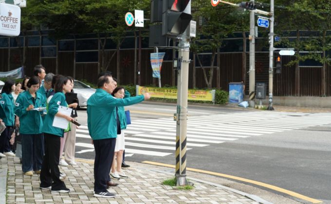 하윤수 부산교육감(앞줄 오른쪽)이 통학로 안전을 살피고 있다./사진제공=부산교육청