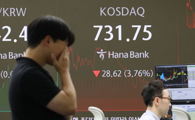 4일 오후 서울 중구 하나은행 본점 딜링룸 전광판에 코스피, 코스닥 지수와 원·달러 환율 종가가 표시되고 있다. 이날 코스피 지수는 전 거래일 대비 83.83p(3.15%) 하락한 2,580.80으로, 코스닥 지수는 28.62p(3.76%) 하락한 731.75로 마감했다. 2024.9.4/사진=뉴스1