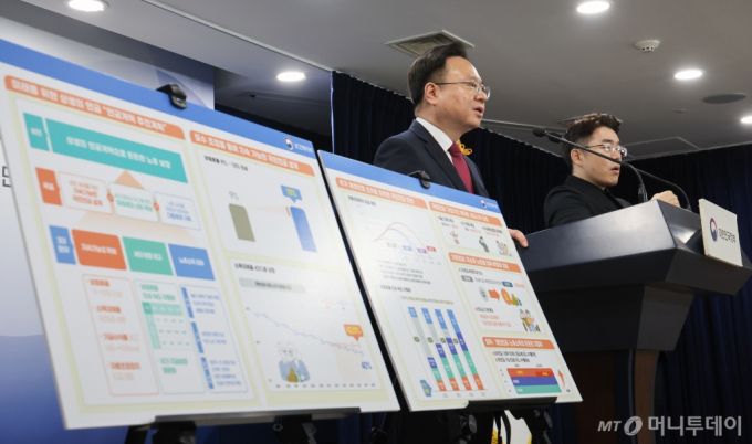 (서울=뉴스1) 허경 기자 = 조규홍 보건복지부 장관이 4일 서울 종로구 정부서울청사에서 연금개혁 추진계획 관련 브리핑을 하고 있다. 2024.9.4/뉴스1  Copyright (C) 뉴스1. All rights reserved. 무단 전재 및 재배포,  AI학습 이용 금지. /사진=(서울=뉴스1) 허경 기자