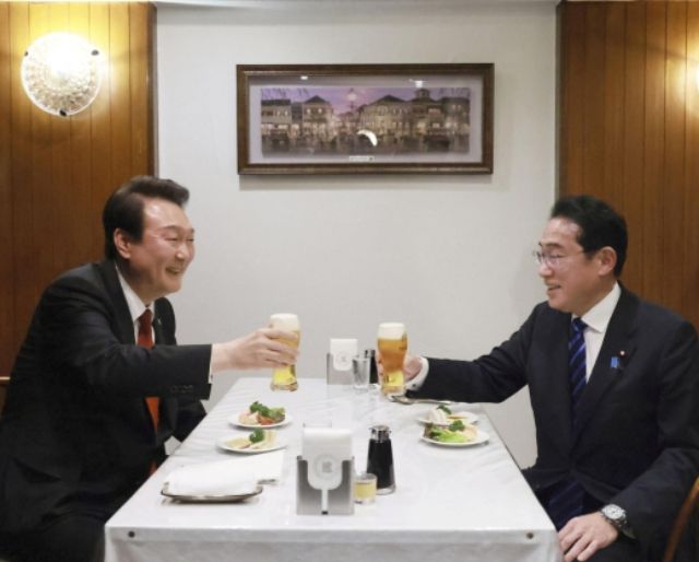 윤석열 대통령과 기시다 후미오 일본 총리가 지난 6일 마지막 정상회담에서도 양국 국민들이 체감할 수 있는 협력 증진 방안을 논의했다. 사진은 윤 대통령과 기시다 총리가 지난해 3월 일본 도쿄 긴자의 오므라이스 노포에서 생맥주로 건배하고 있는 모습. 윤 대통령은 당시 한일관계 개선 의지로 '화합주'(한국 소주와 일본 맥주)를 기시다 총리와 나눠 마셨다. / 사진=뉴스1