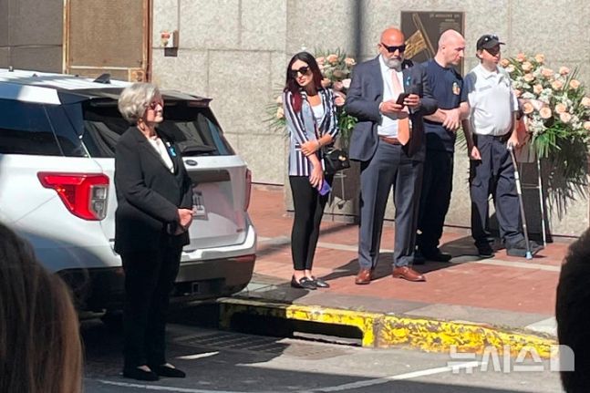 [뉴욕=AP/뉴시스]우파 음모론자인 로라 루머(왼쪽에서 두번째)가 지난 11일(현지시각) 도널드 트럼프 전 미 대통령의 9.11 테러 추모식 참가에 이어 뉴욕 의용 소방대 방문에 동행했다. 왼쪽 끝은 수지 와일즈, 오른쪽은 크리스 라치비타 등 트럼프의 고위 선거참모다. 루머가 카멀라 해리스 부통령에 대해 인종차별적 글을 올리면서 공화당 내에서 이전투구가 벌어지고 있다. 2024.9.13.