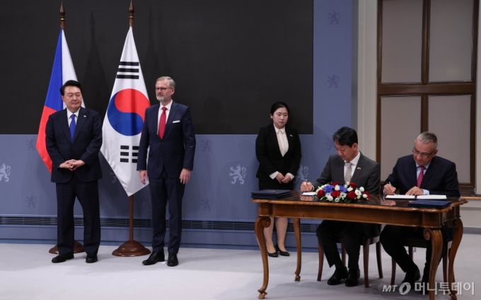 [프라하=뉴시스] 조수정 기자 = 체코를 공식 방문한 윤석열 대통령과 페트르 피알라 체코 총리가 임석한 가운데 20일(현지시각) 프라하 체코 정부청사에서 안덕근 산업통상자원부 장관과 요제프 시켈라 체코 산업통상부 장관이 무역투자촉진프레임워크(TIPF) 등 총 4건의 서명식을 하고 있다. 2024.09.20.